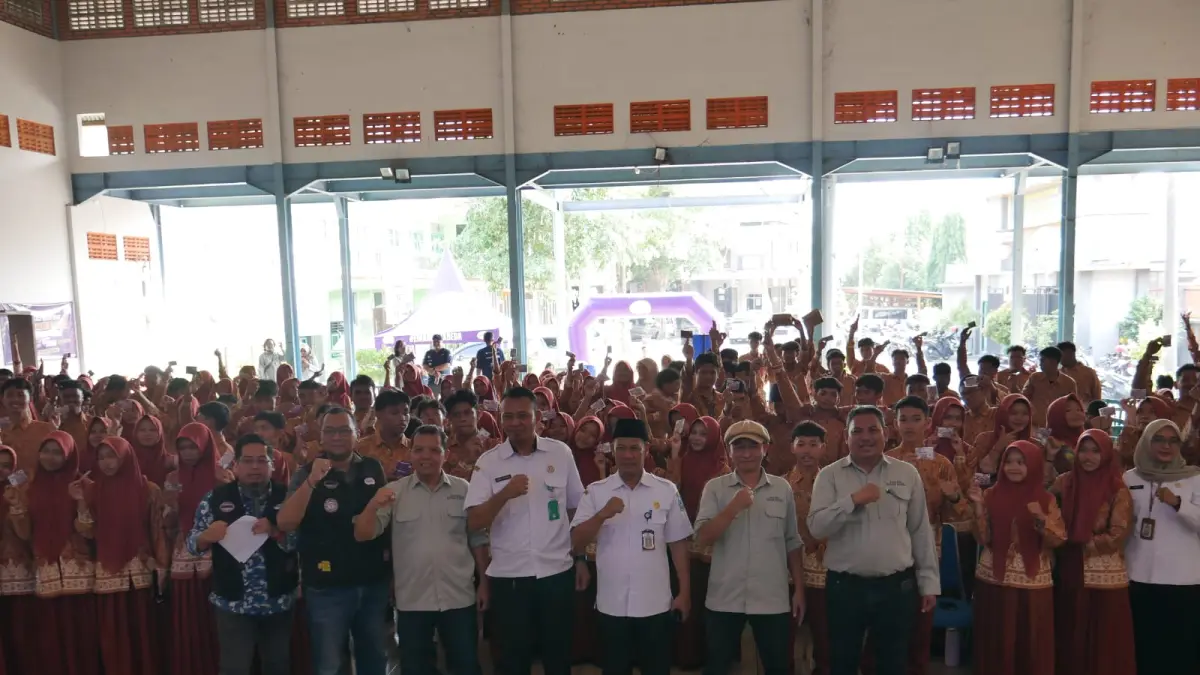 SEMANGAT: GM Jawa Pos Radar Kediri Chafid Suyuti, Plt Kepala SMAN 1 Kertosono Nurhadi dan perwakilan Axis serta Cabdindik Nganjuk foto bersama ratusan peserta Axis School Fest di Aula Smaker kemarin. (lutfi/jprk)