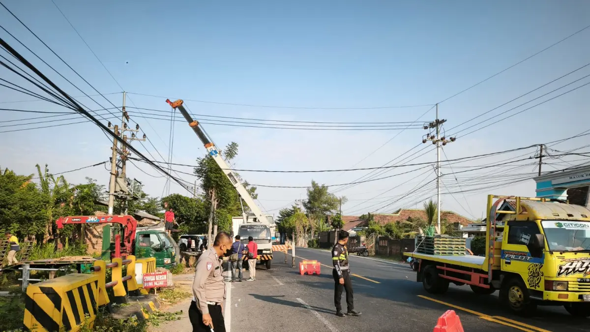 Truk Hantam Pedagang Tempe Keliling Di Kertosono