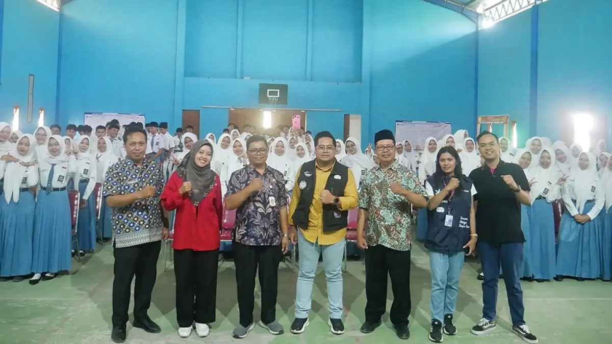 ANTUSIAS: Kepala SMA Negeri 1 Tanjunganom Bowo, Perwakilan Axis, dan narasumber dari Jawa Pos Radar Kediri foto bersama peserta Axis School Fest kemarin. Ratusan siswa antusias mengikuti acara. (luki dino/jprk)