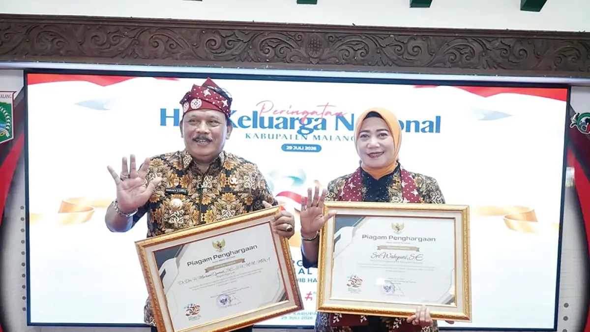 LIMA PENGHARGAAN: Kang Marhaen dan S. Wahyuni, istrinya menunjukkan penghargaan yang berhasil diraih Pemkab Nganjuk saat peringatan Harganas ke-33. (humas pemkab untuk JP RADAR NGANJUK)