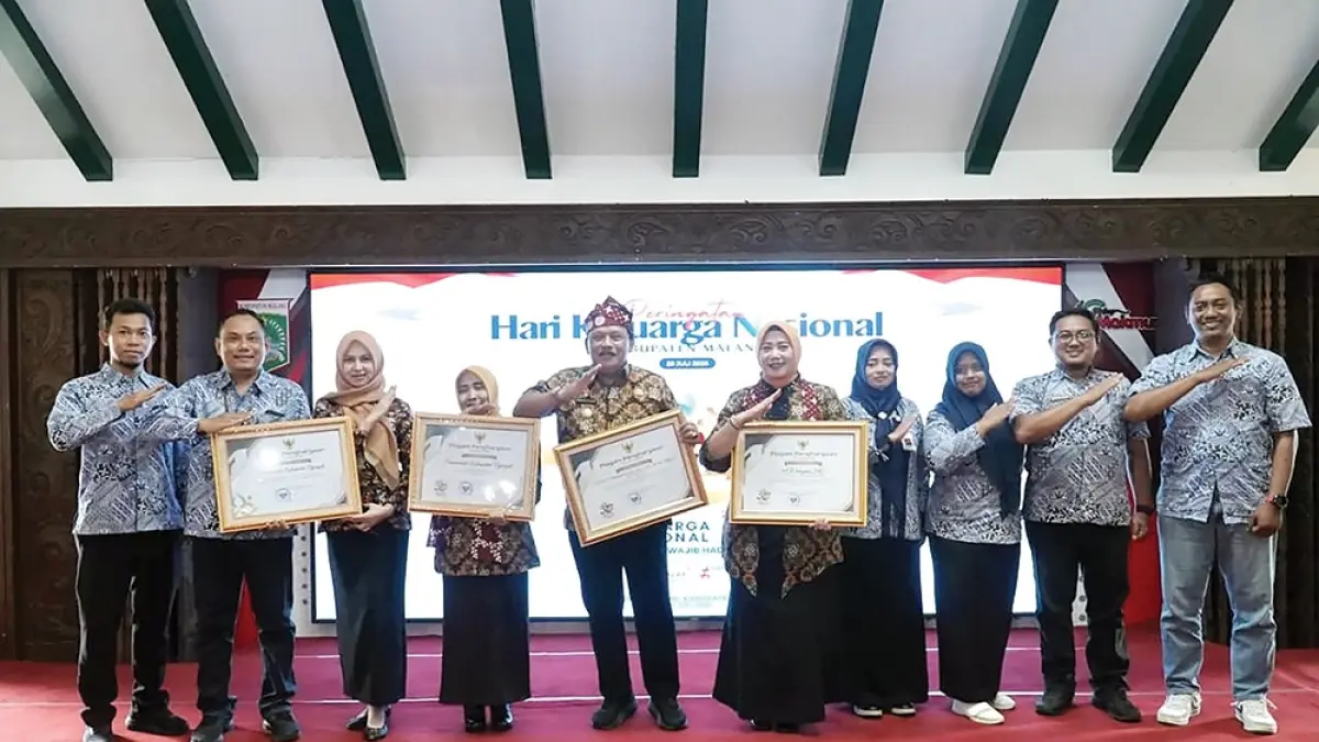 MEMBANGGAKAN: Bupati Marhaen Djumadi foto bersama setelah menerima lima penghargaan tingkat Provinsi Jawa Timur di Hari Keluarga Nasional (Harganas) Ke-33. (humas pemkab untuk JP RADAR NGANJUK)