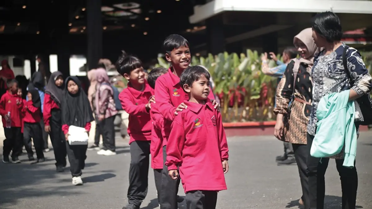 NGUNGSI KE PENDAPA: Ratusan siswa Sekolah Rakyat Nganjuk melaksanakan MPLS di pendapa kemarin. (karen wibi/jprk)