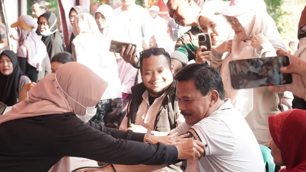 Bupati Marhaen Djumadi periksa kesehatan di acara HUT IJTI yang ke-28. 