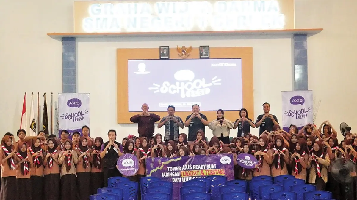 ANTUSIAS: Ratusan peserta AXIS School Fest foto bersama narasumber dan perwakilan AXIS di SMAN 1 Berbek. (rekian/jprk)