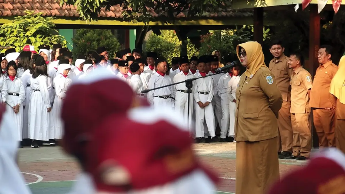 BERPENGALAMAN: Kepala SDN 1 Ganungkidul Mariati memotivasi siswa agar berprestasi. (karen wibi/jprk)
