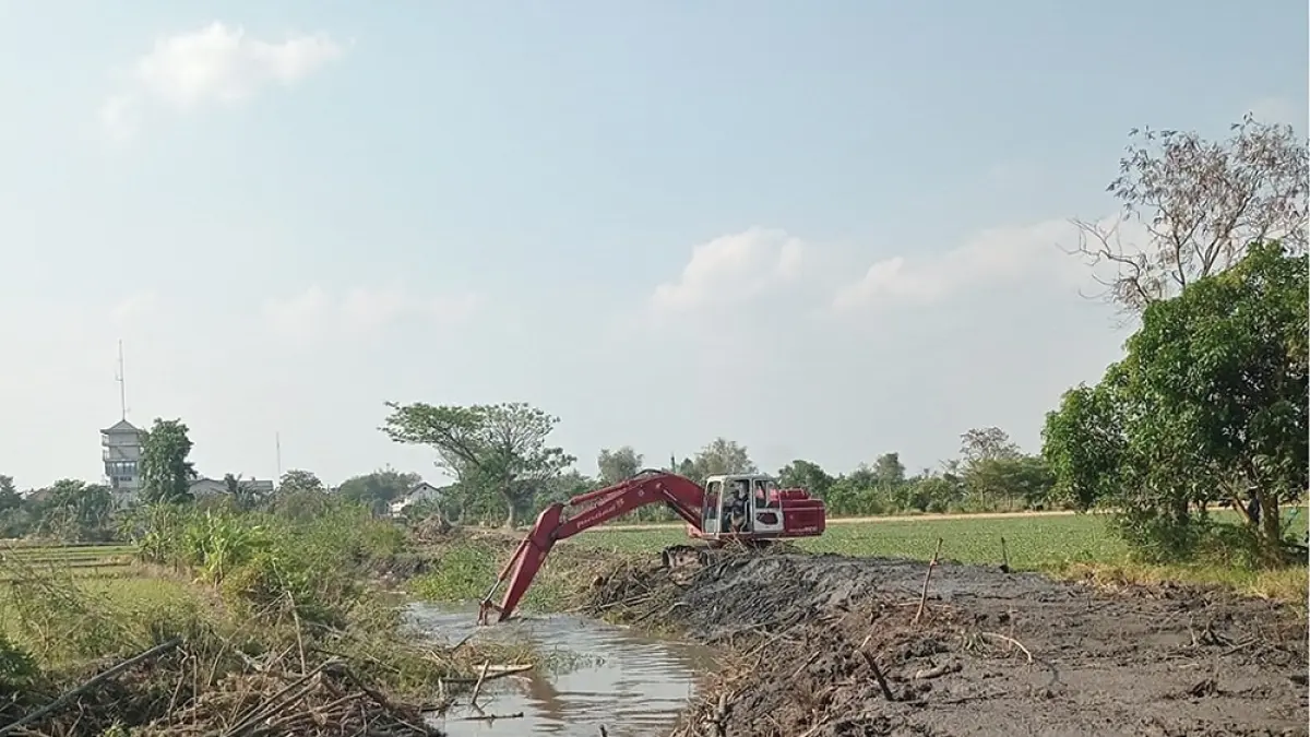 KERUK SUNGAI DANGKAL: Dinas PUPR melakukan normalisasi sungai di wilayah Nganjuk untuk cegah banjir. (karen wibi/jprk)
