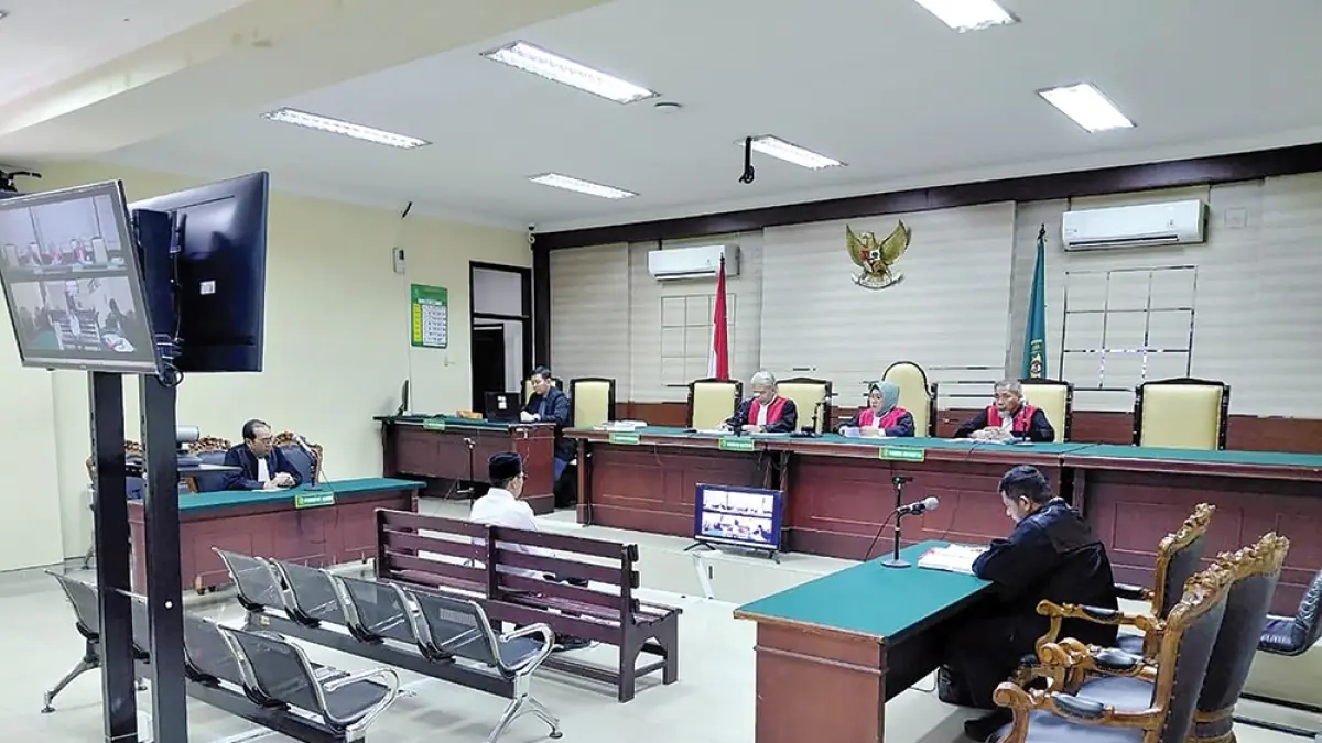 TERIMA PUTUSAN: Sujono saat mendengrkan vonis majelis hakim. Dia memutuskan tidak mengajukan banding. (DOK JP RADAR NGANJUK)