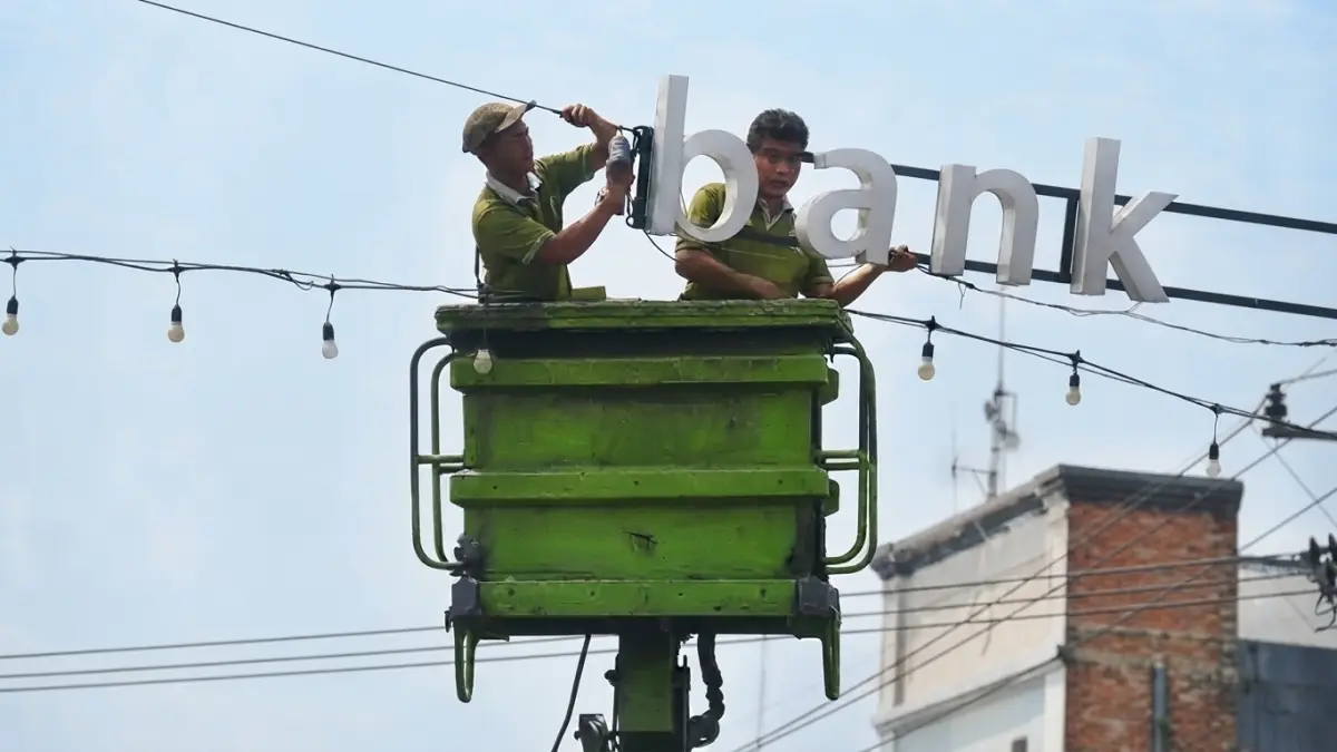 KURANG TERANG: Petugas mengganti lampu PJU di Jalan Ahmad Yani Nganjuk kemarin. Puluhan lampu mati. (karen wibi/jprk)