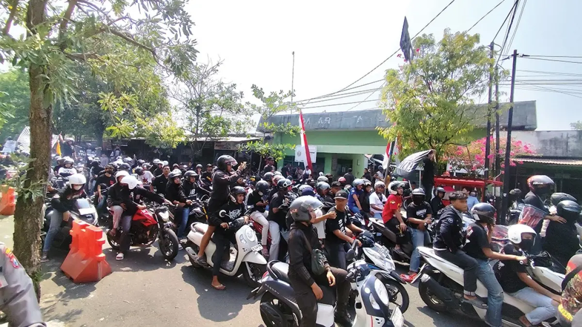 Ratusa warga PSHT mengawal sidang vonis 18 terdakwa anak kasus pengeroyokan salah satu warga PSHT hingga tewas. (novanda nirwana/jprk)