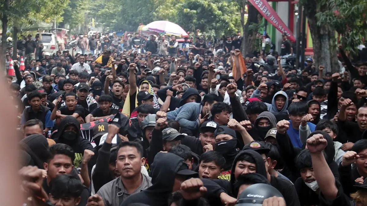TUNTUT KEADILAN: Ratusan warga PSHT Nganjuk menggelar aksi di Pengadilan Negeri Nganjuk kemarin. (novanda nirwana/jprk)
