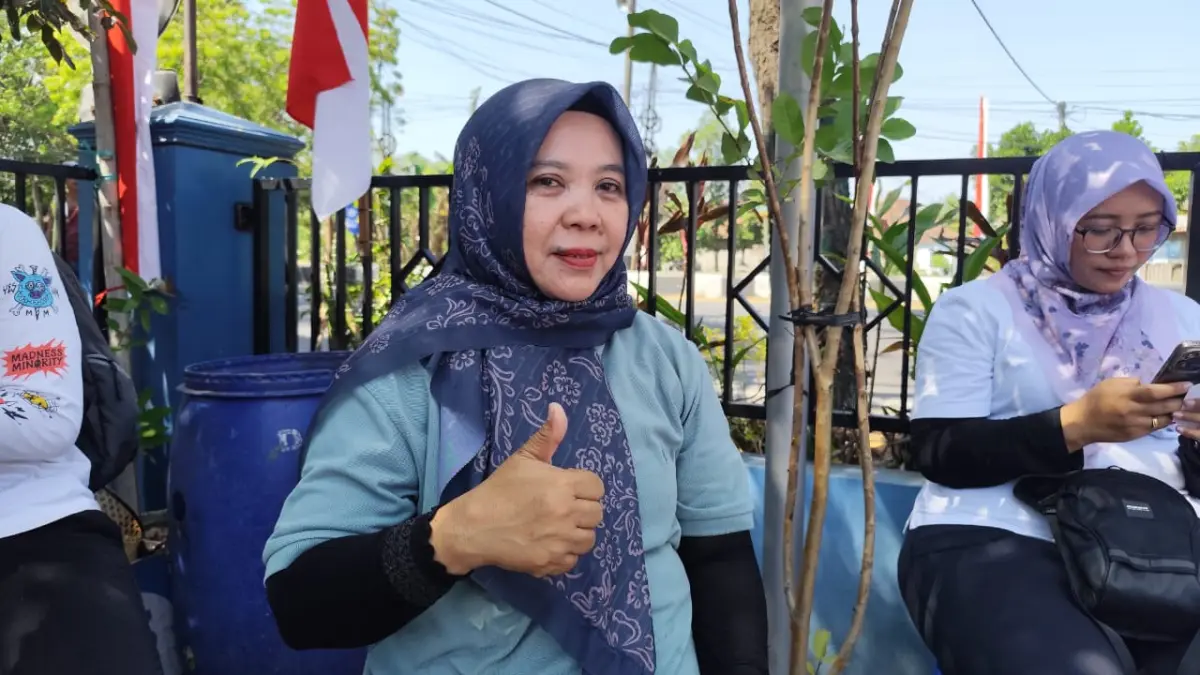 DISIPLIN: Kepala SMKN 1 Tanjunganom Atik Qura