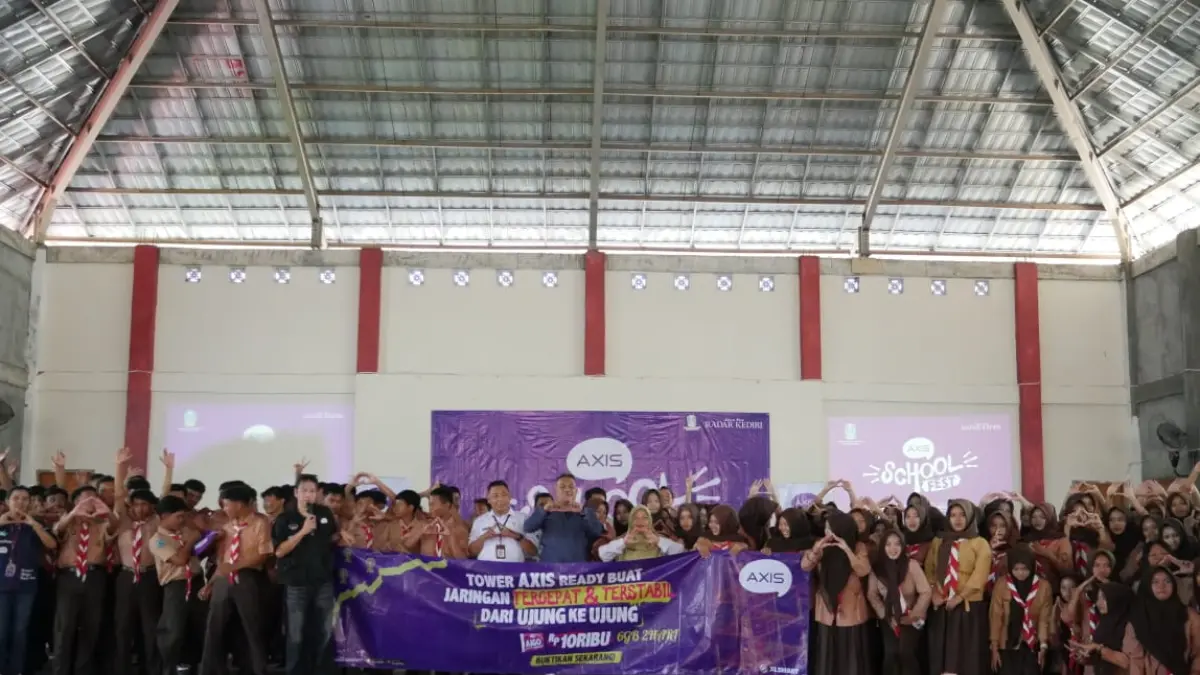 SEMANGAT: Kepala SMKN 1 Lengkong Noventy Prasetyaningsih, Manajer JP Radar Nganjuk Rully Prasetyo, pewakilan AXIS School Fest, dan siswa semangat mengikuti kegiatan di Aula SMK Negeri 1 Lengkong kemarin. (luki/jprk)