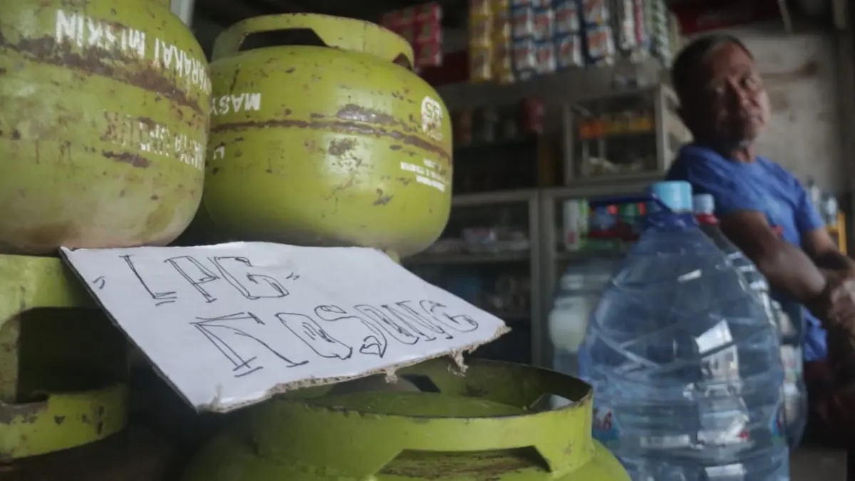 STOK KOSONG: Penjual elpiji tiga kilogram memandang tabung elpiji yang kosong di tokonya kemarin. Kelangkaan elpiji bersubsidi tiga kilogram membuat warga Kabupaten Nganjuk kebingungan. (karen wibi/jprk)