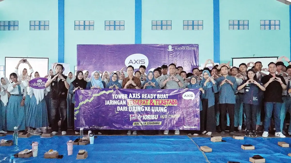 ANUSIAS: Kepala SMAN 1 Sukomoro Endang Warniati dan narasumber Manajer Online Jawa Pos Radar Kediri Anwar Bahar Basamalah foto bareng peserta AXIS School Fest kemarin. Siswa antusias belajar bisnis digital. (luki/jprk)