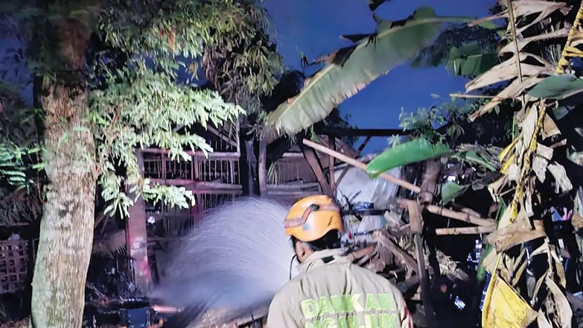 BIKIN PANIK: Petugas Damkarmat Nganjuk memadamkan si jago merah yang melalap kandang warga desa Garu, Kecamatan Baron kemarin. (novanda nirwana/jprk)