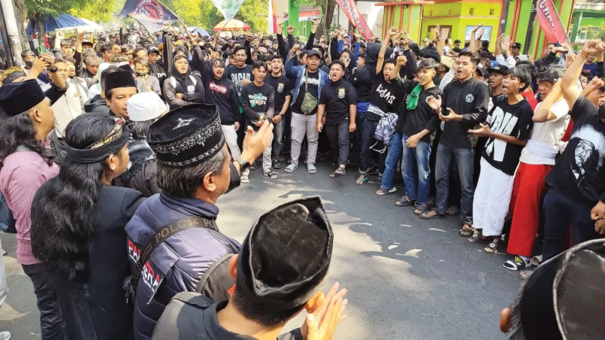 KAWAL SIDANG: Ratusan warga Pagar Nusa menggelar aksi di Pngadilan Negeri Nganjuk kemarin. Dimas divonis 9 tahun penjara. (novanda nirwana/jprk)