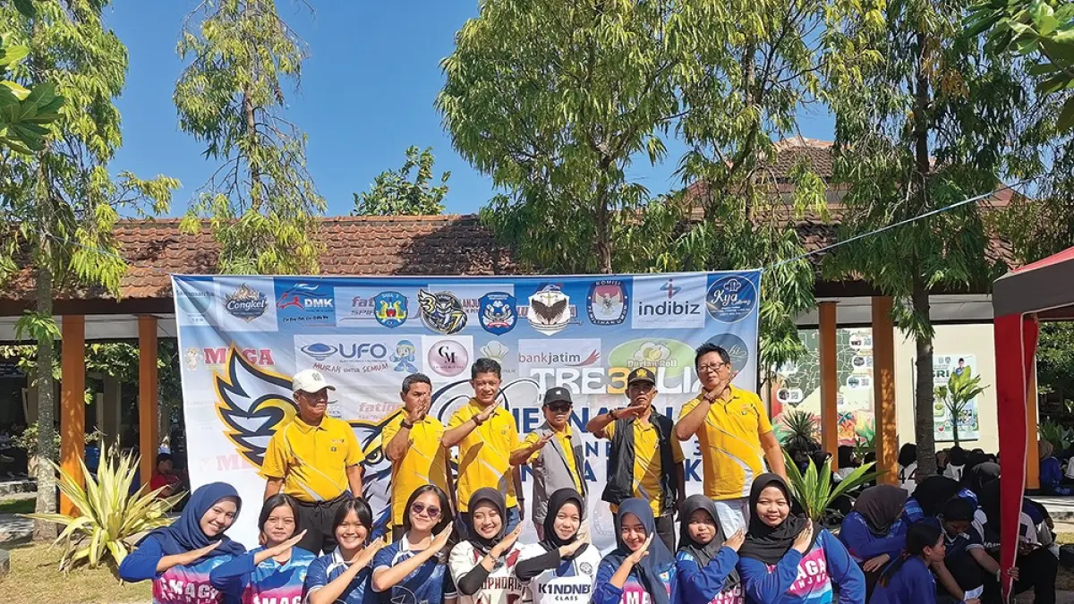 NGANJUK MELESAT: Kepala SMAN 3 Nganjuk Pujianto dan siswa foto besama. (novanda nirwana/jprk)