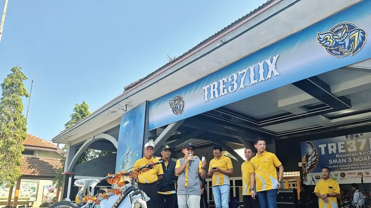 SIAPA BERUNTUNG?: Pengundian hadiah jalan santai, dalam rangka Hari Ulang Tahun (HUT) Ke-37 SMA Negeri 3 Nganjuk kemarin (6/8). (novanda nirwana/jprk)