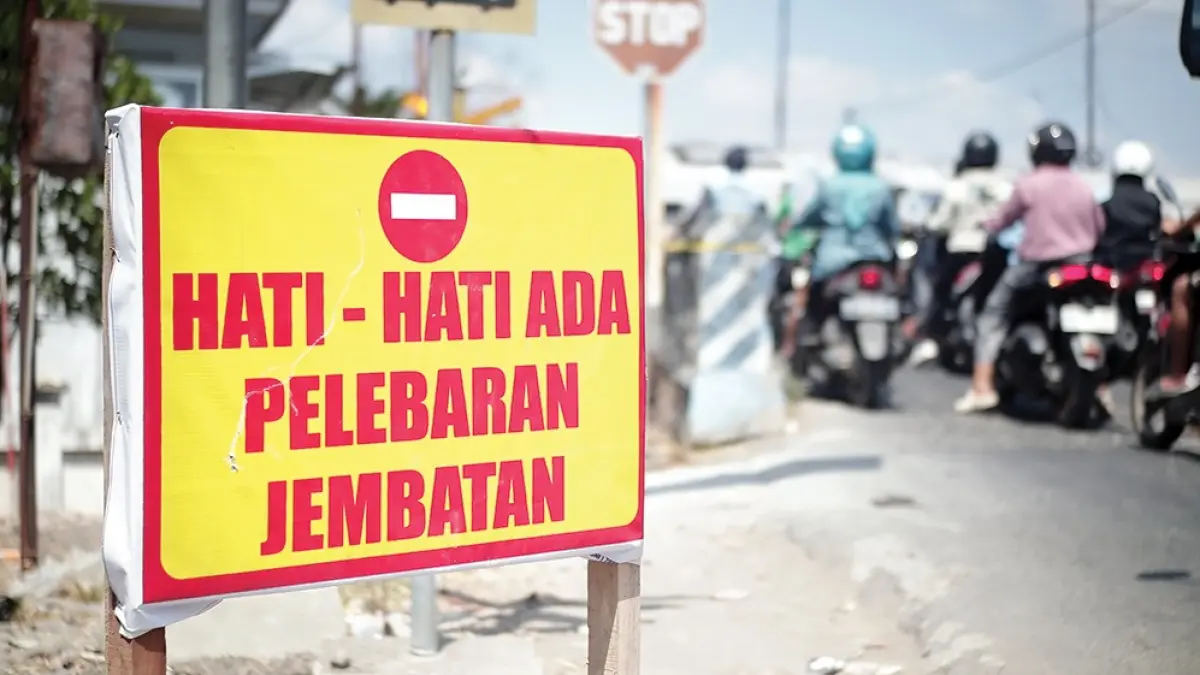 TELAN RATUSAN JUTA: Proyek pelebaran jalan Jembatan Sukomoro dikebut kemarin. Proyek ini menelan dana Rp. 188 juta. (karen wibi/jprk) 