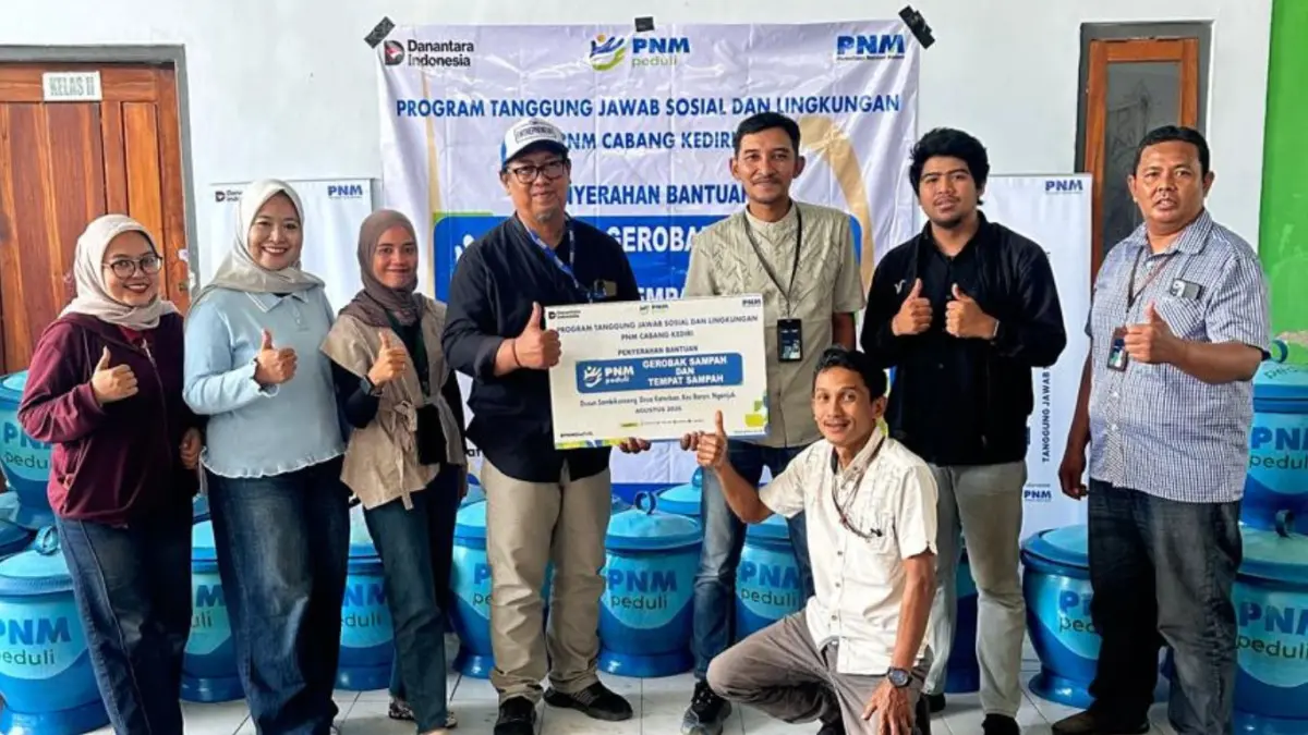 BERKELANJUTAN: Tim dari PT PNM Persero Kediri saat berada di Desa Katerban, Kecamatan Baron, Kabupaten Nganjuk berkomitmen menjalankan program keberlanjutan lingkungan Eco Life, 