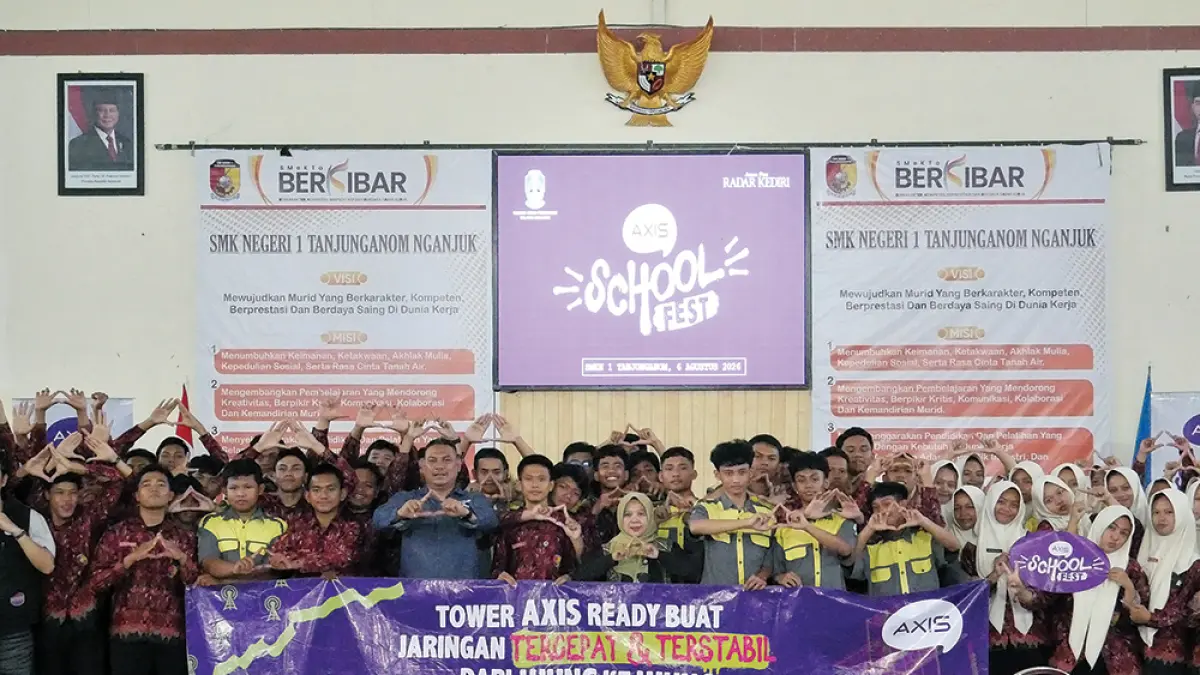 TERCEPAT: Kepala SMKN 1 Tanjunganom Atik Qura’atul Aini foto bersama narasumber dan peserta AXIS School Fest. (luki/jprk)
