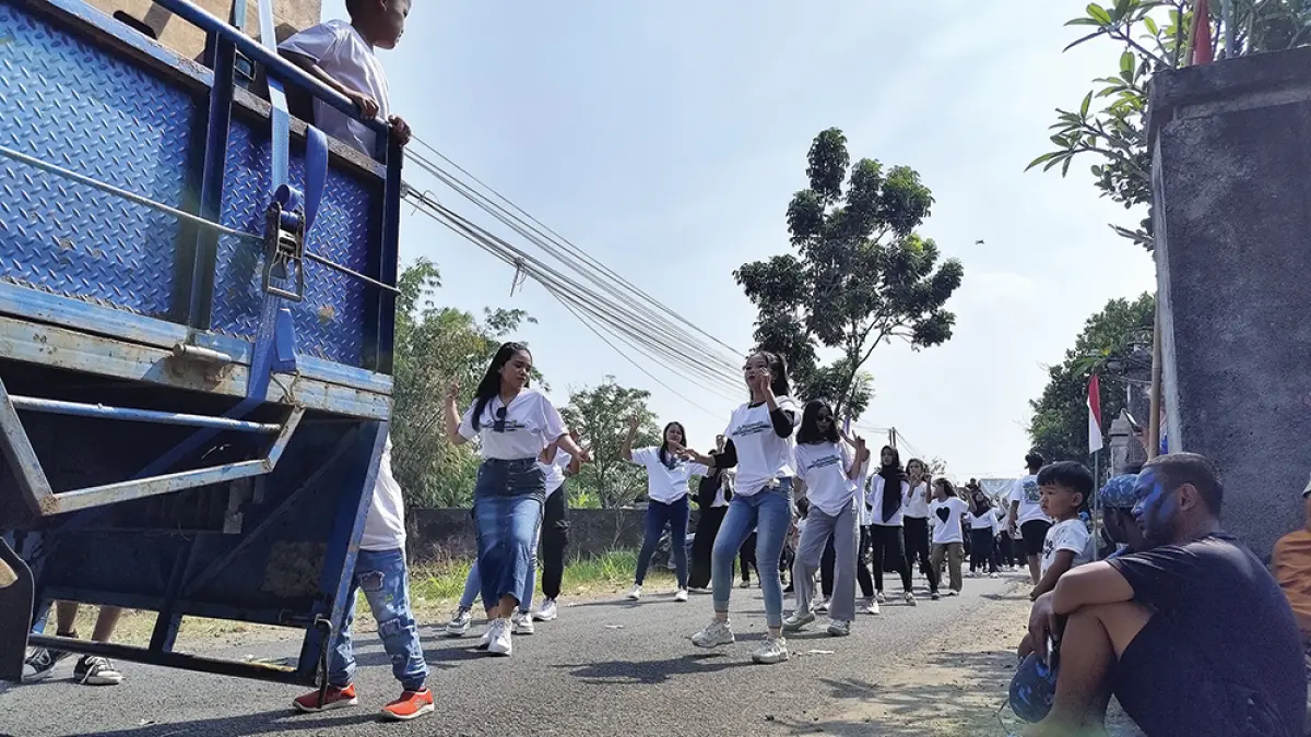 BERBAHAYA: Dancer berjoget dengan diiringi musaik sound horeg tahun lalu. Di karnaval HUT ke-81 Kemerdekaan RI, sound horeg dilarang tampil Polres Nganjuk. (novanda nirwana/jprk)