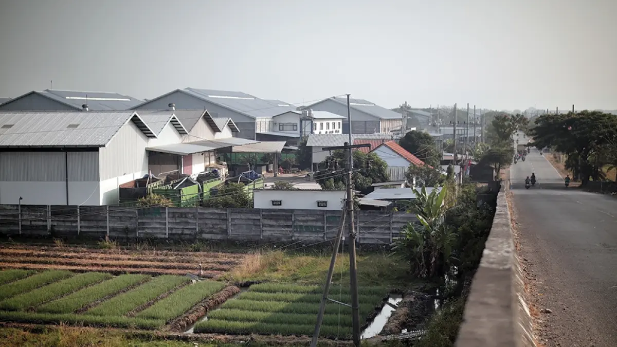 BUTUH RIBUAN KARYAWAN: Pabrik di Kabupaten Nganjuk membuka lowongan tenaga produksi. Sayang banyak yang  enggan melamar. (karen wibi/jprk)