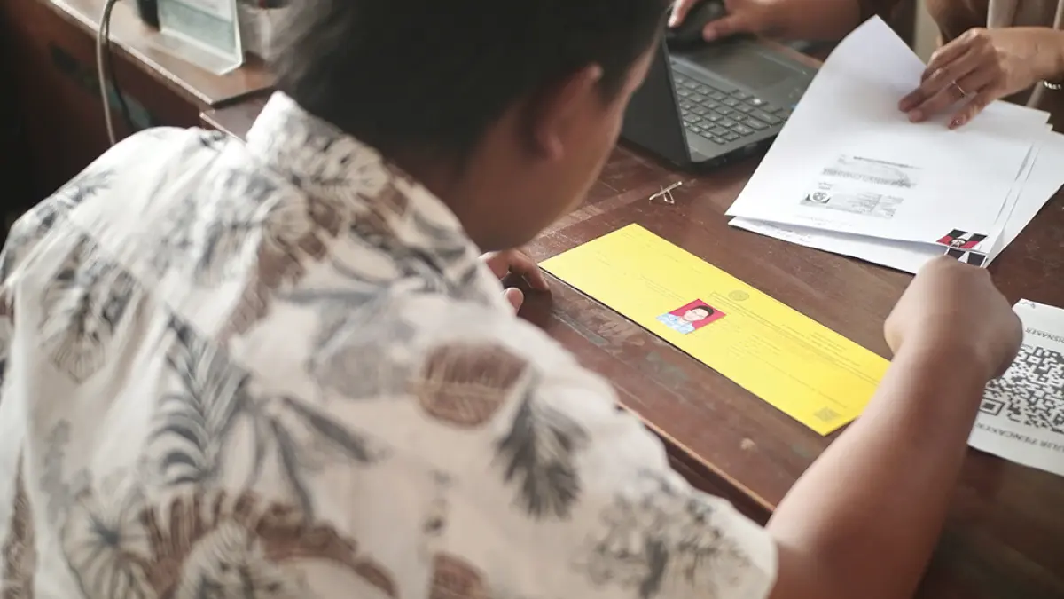 TERDATA: Calon tenaga kerja mencari kartu kuning di Kantor Dinas Tenaga Kerja Kabupaten Nganjuk. (karen wibi/jprk)