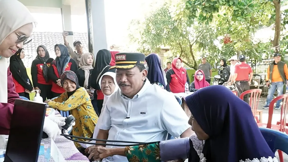 BERMANFAAT: Kang Marhaen meninjau stan pengobatan gratis. (karen wibi/jprk)