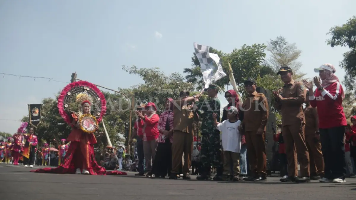 Bupati Marhaen didampingi Ketua PHBP Nganjuk Puguh Harnoto memberangkatkan peserta karnaval SD/MI di Nganjuk pada Senin (10/8)