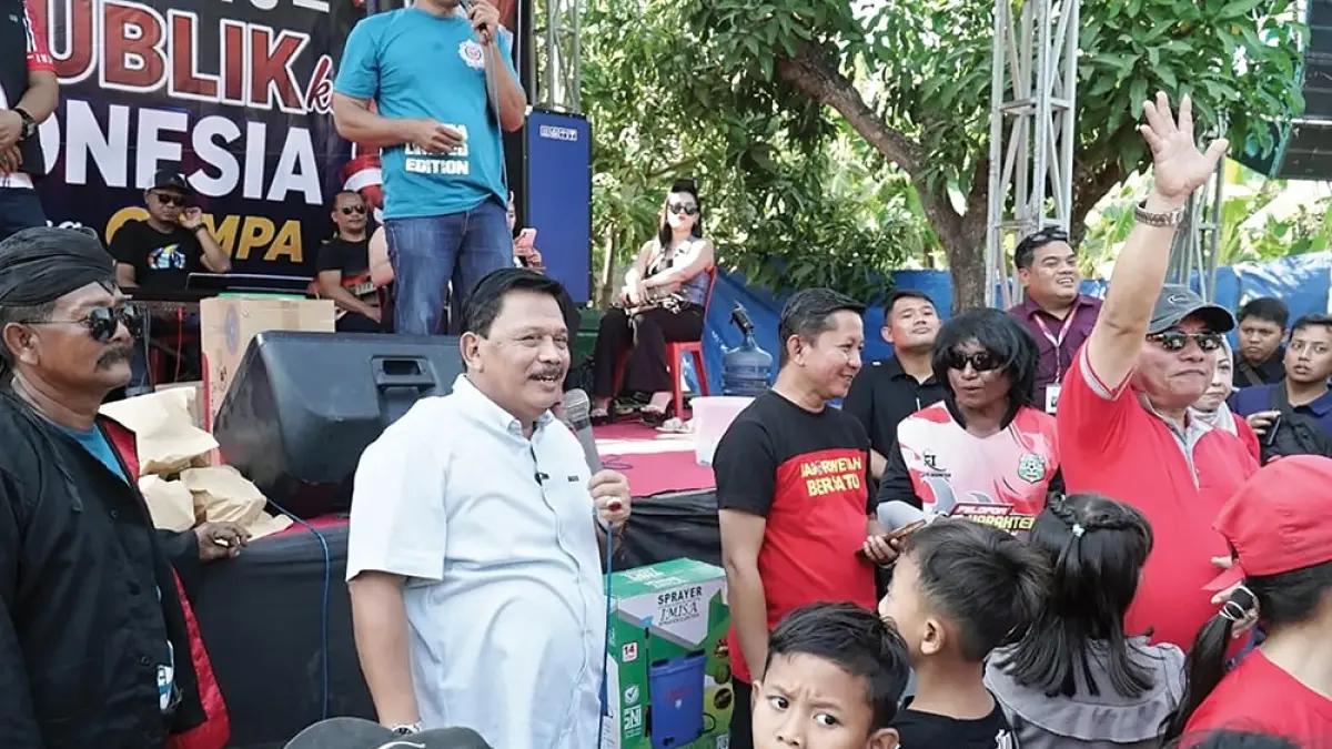 DEKAT RAKYAT: Bupati Marhaen Djumadi bersama warga saat Gerakan Kerja Bakti Serentak. (karen wibi/jprk)