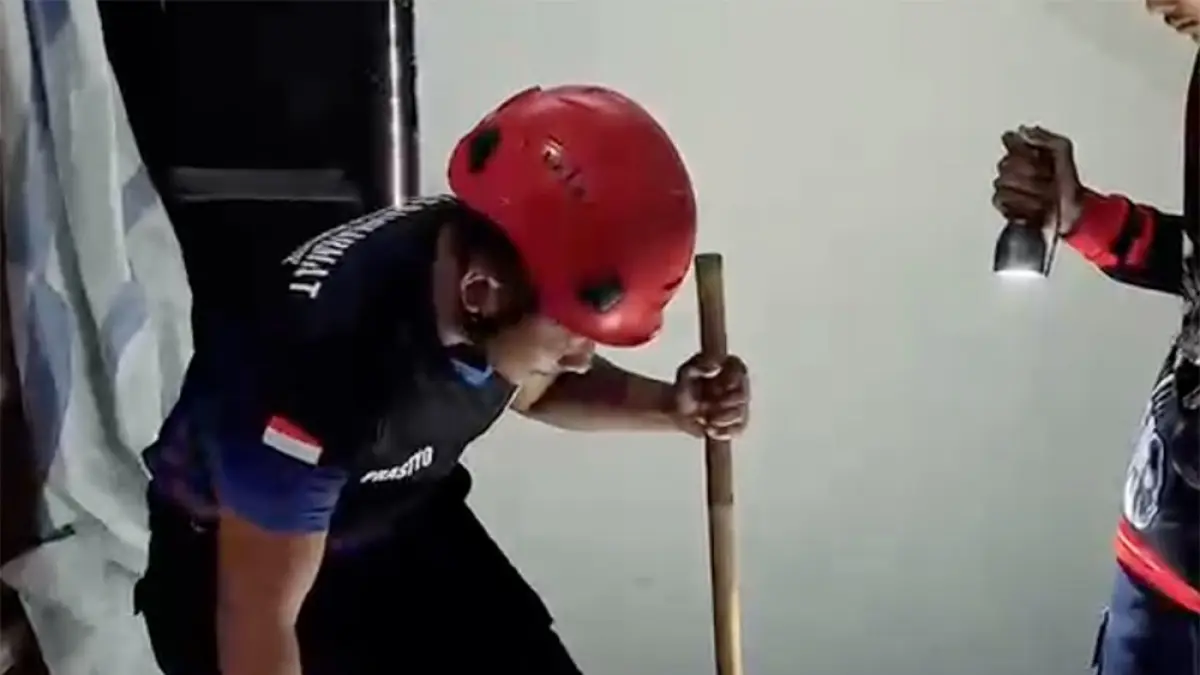 Setelah berhasil diamankan, ular tersebut selanjutnya dibawa petugas untuk dilepasliarkan di habitat yang jauh dari rumah warga. (novanda nirwana/jprk)