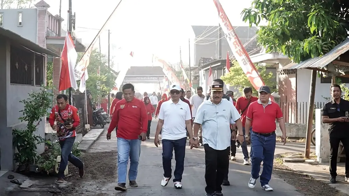 TURUN LANGSUNG: Kang Marhaen memimpin Gerakan Kerja Bakti Serentak di KabUPATEN Nganjuk. (karen wibi/jprk)