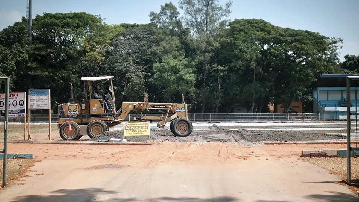 SEDOT MILIARAN: Perbaikan Stadion Anjuk Ladang dikebut kemarin. Rumput stadion akan diganti total. (karen wibi/jprk)