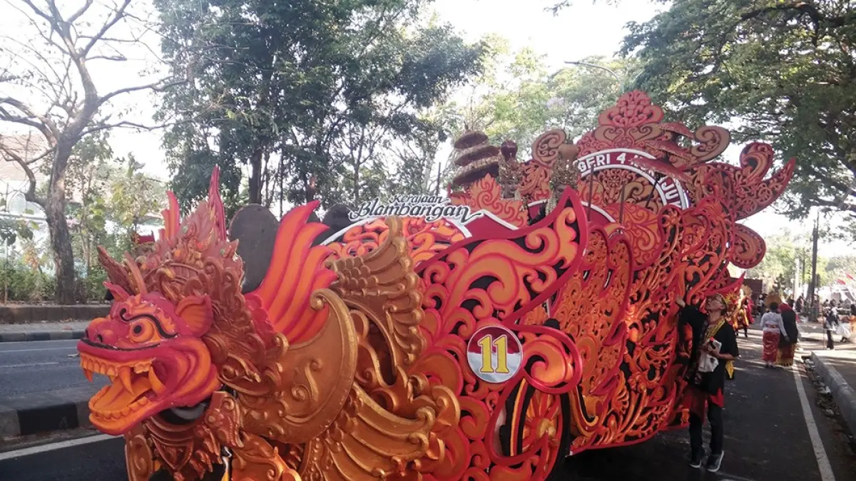 MEMUKAU RIBUAN PENONTON: Mobil hias SMP Negeri 2 Nganjuk mengusung tema Kerajaan Mataram Kuno saat Pawai Budaya dan Pembangunan Kabupaten Nganjuk kemarin. SMPN 4 Nganjuk membawakan tema Kerajaan Blambangan saat karnaval. (foto-foto: karen wibi/jprj)