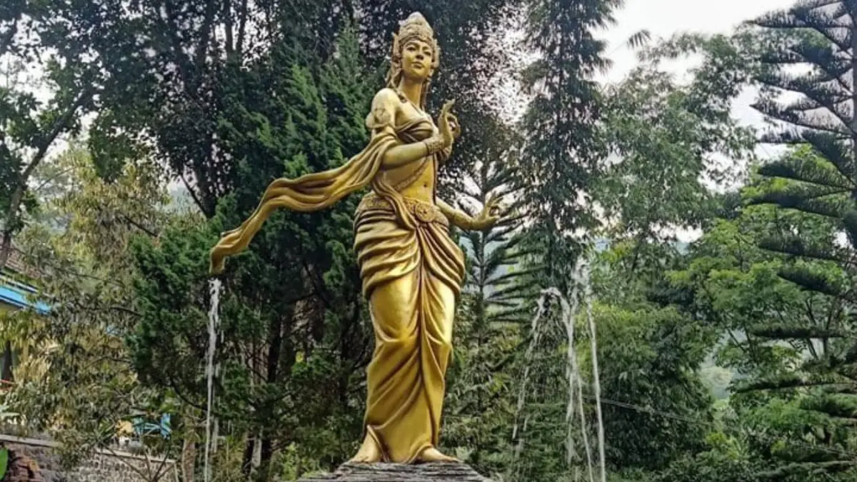 Patung seorang perempuan mengenakan selendang ini sangat aikonik di lokasi Wisata Roro Kuning, Kecamatan Loceret, Kabupaten Nganjuk.