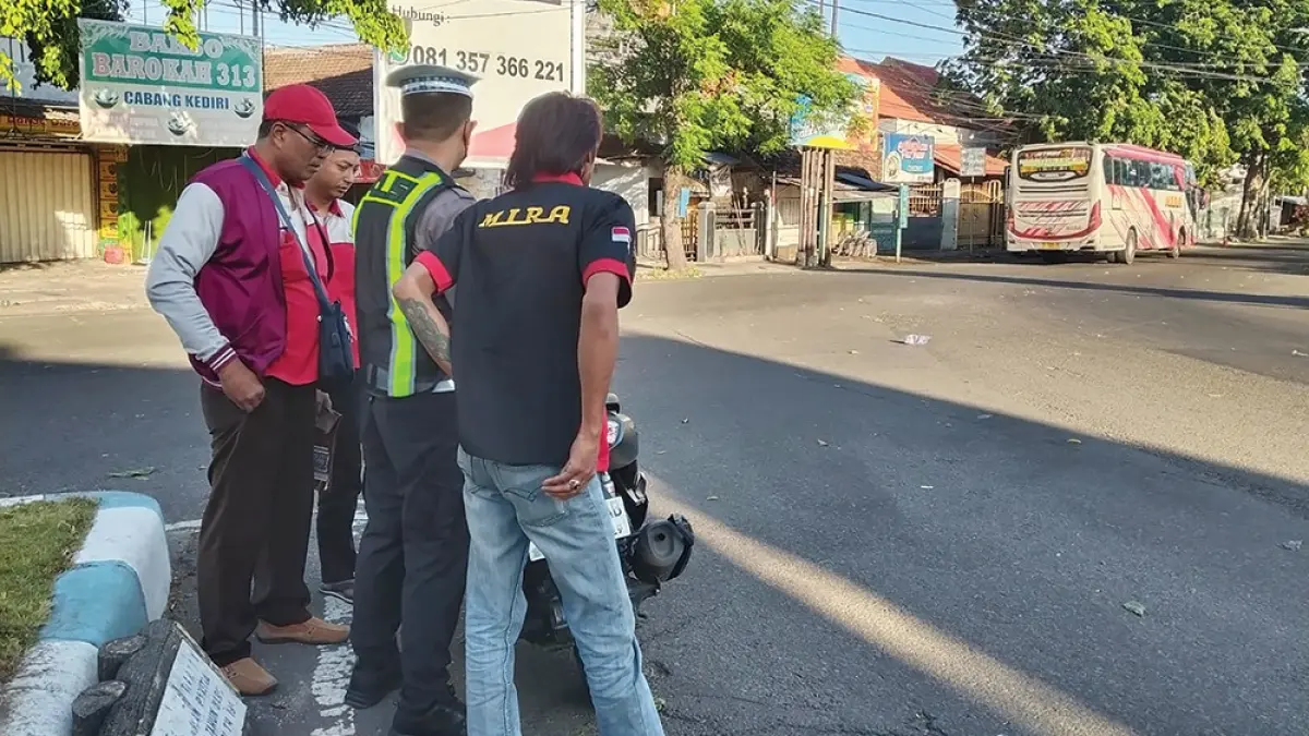 TINDAK TEGAS: Petugas Satlantas Polres Nganjuk menilang sopir bus yang ugal-ugalan di jalan raya. (karen wibi/jprk)