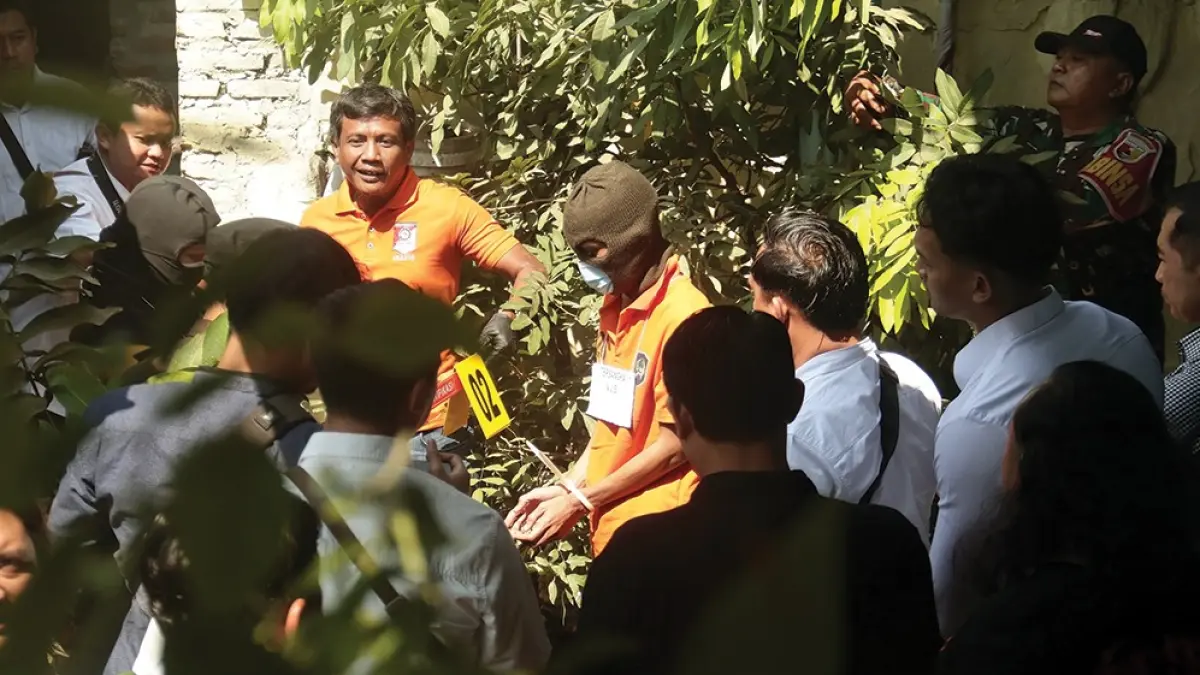 HILANGKAN BARANG BUKTI: Diana dan pacarnya mempraktikkan cara mengubur jenazah Gatot kemarin. (novanda nirwana/jprk)