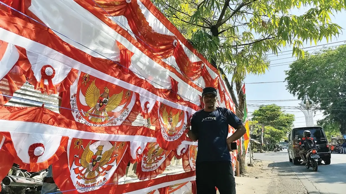 PEDAGANG MUSIMAN: Aang Agusmawan, pedagang bendera asal Garut menunggu pembeli. (novanda nirwana/jprk)