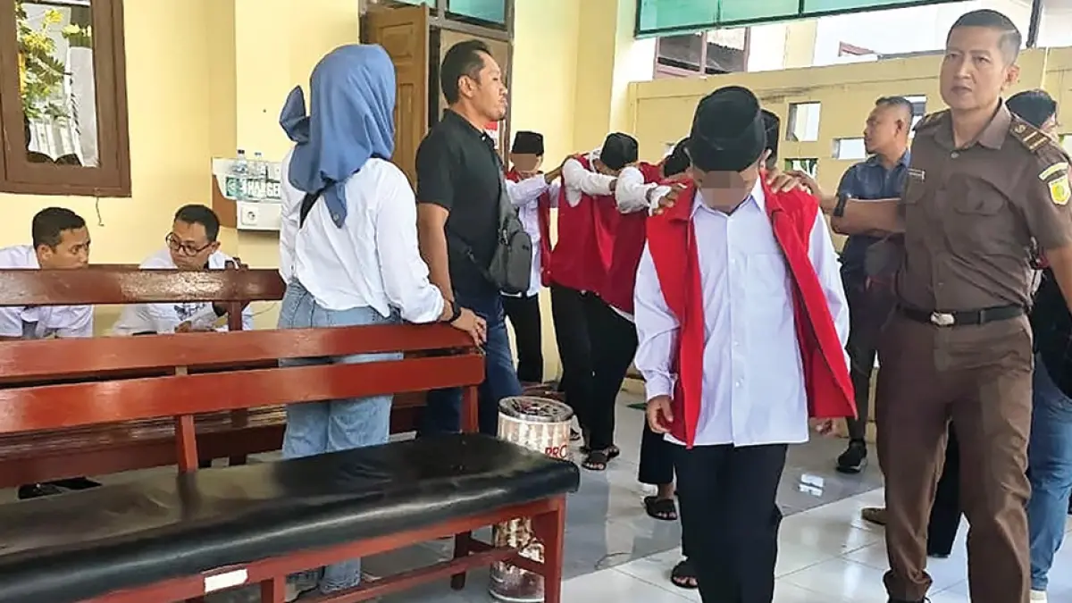 ANAK NAKAL: Sebanyak 15 pengeroyokan Minal Kosirin dikirim ke LPKA Blitar setelah divonis di Pengadilan Negeri Nganjuk. (novanda nirwana/jprk)