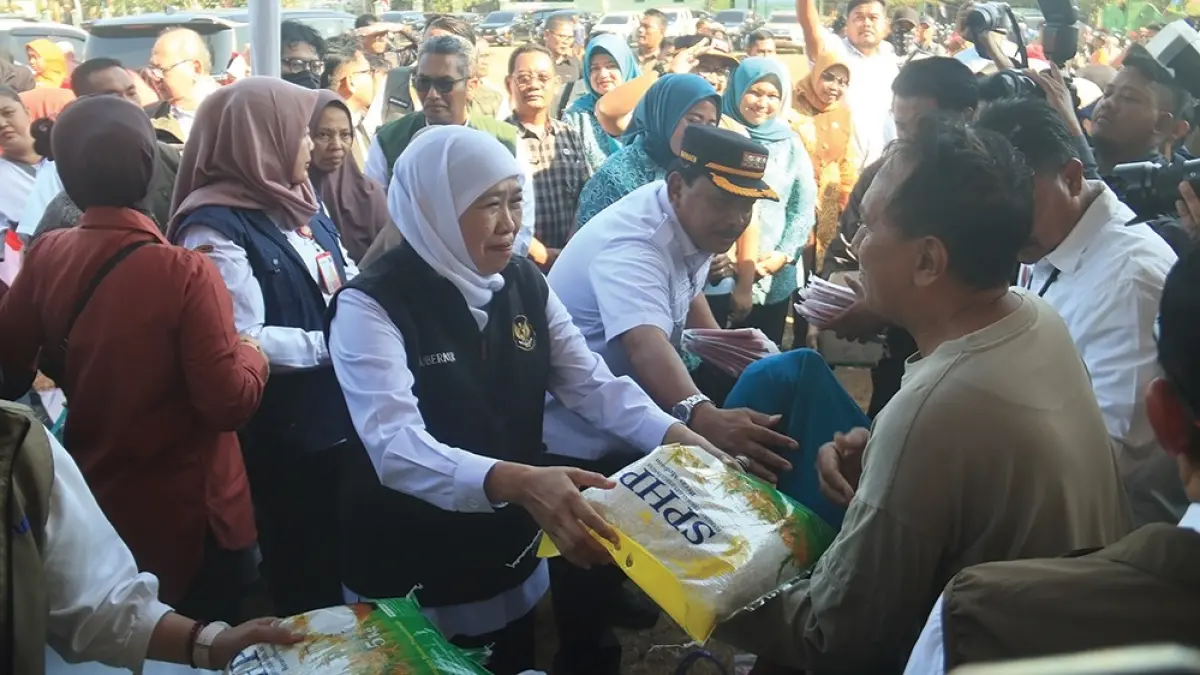 BANTU WARGA: Gubernur Jatim Khofifah Indar Parawansa didampingi Bupati Marhaen Djumadi hadir di pasar Murah di Lapangan Kelurahan Kramat,, Kecamatan Nganjuk kemarin. (karen wibi/jprk)