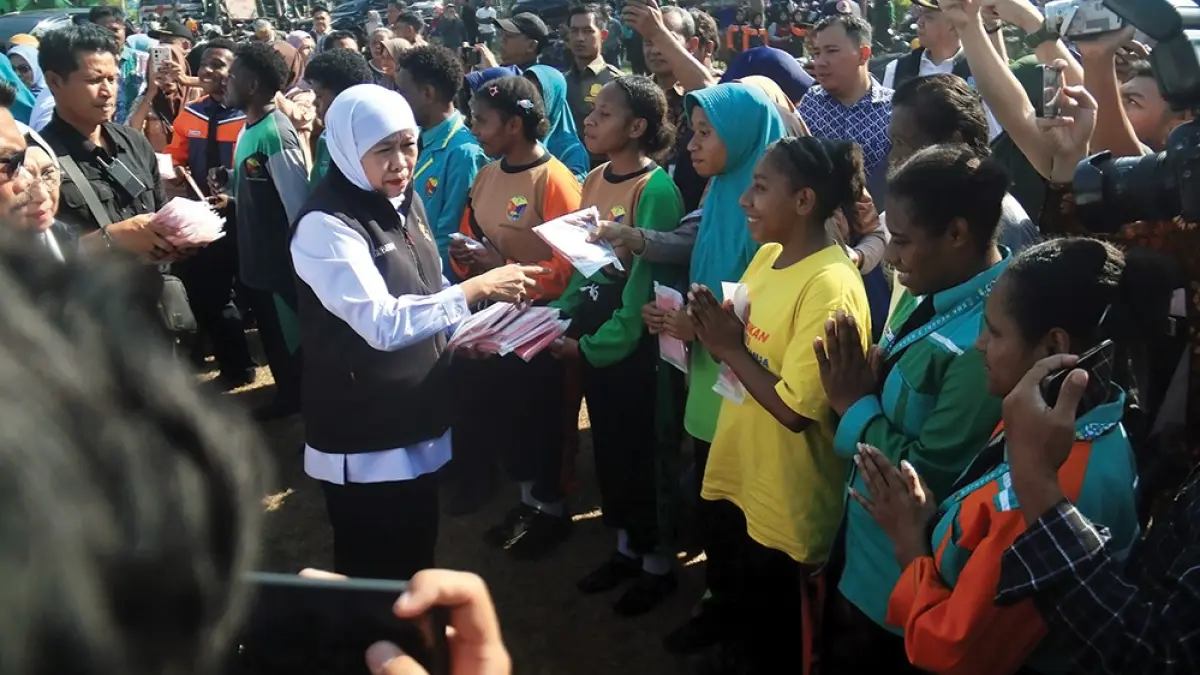 BANTU WARGA: Gubernur Jatim Khofifah Indar Parawansa didampingi Bupati Marhaen Djumadi hadir di pasar Murah di Lapangan Kelurahan Kramat,, Kecamatan Nganjuk kemarin. (karen wibi/jprk)