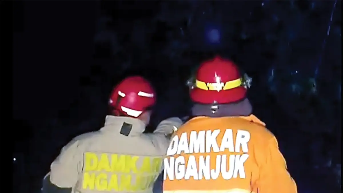 BIKIN PANIK: Petugas Damkarmat Nganjuk memadamkan api yang melalap rumpun bambu di Kelurahan Warungotok. (jprk)
