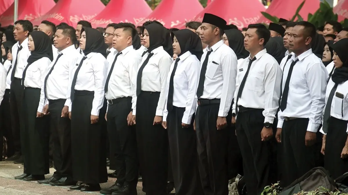 MENUNGGU KEPASTIAN: PPPK Kabupaten Nganjuk saat dilantik. Pemerintah Pusat akan bantu gaji mereka. (karen wibi/jprk)