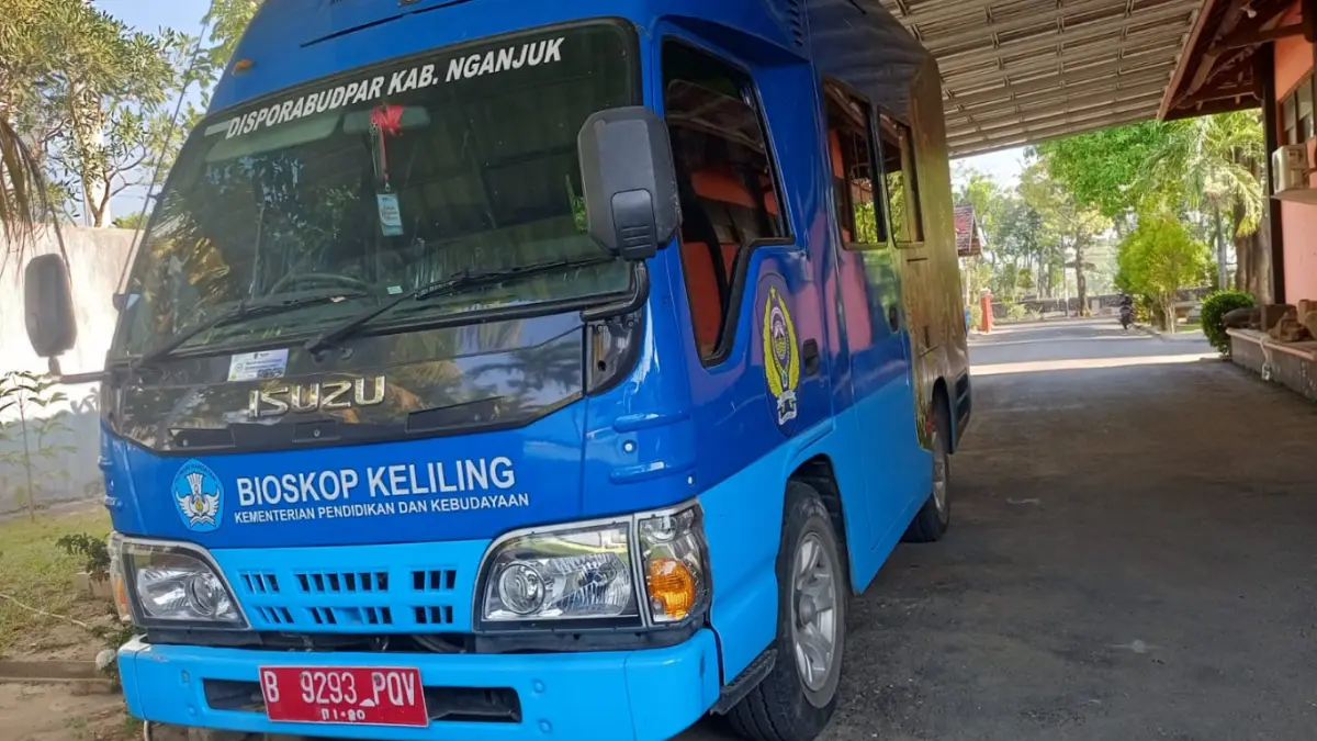 Mobil bioskop keliling hibah Kementerian Pendidikan dan Kebudayaan terparkir di halaman belakang Museum Anjuk Ladang. Sejak 2020, kendaraan ini jarang beroperasi karena terkendala biaya operasional dan pajak kendaraan yang menunggak sejak 2020.