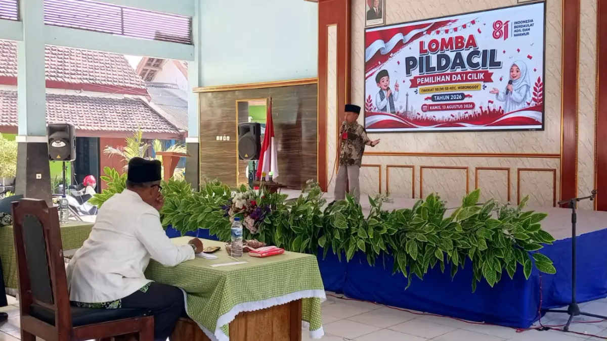 Seorang peserta tampil membawakan pidato pada Lomba Pildacil Tingkat SD/MI se-Kecamatan Ngronggot Tahun 2026 di Pendopo Kecamatan Ngronggot, Kamis (13/8/2026).