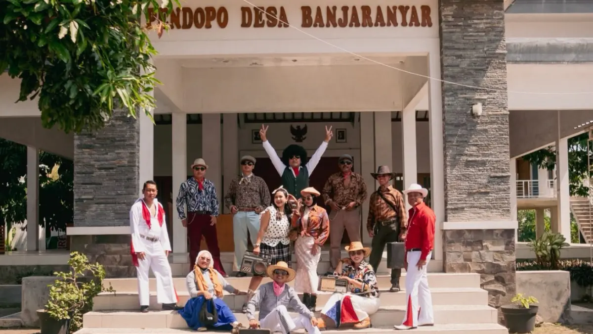 Warga Dan Perangkat Desa Banjaranyar, Kecamatan Tanjunganom, Nganjuk berfoto bersama dengan mengenakan kostum gaya "jadul" di depan Pendopo Desa Banjaranyar.
