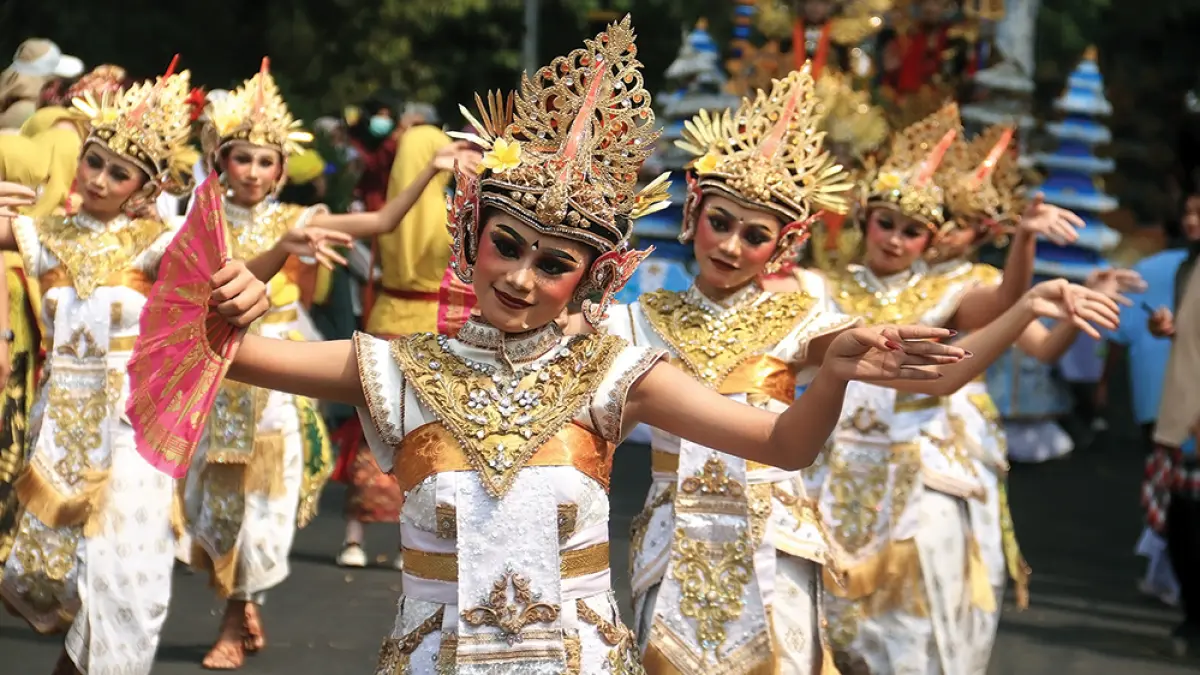 GEMULAI: Penari Smasa Menyala tampil dengan membawakan tarian Bali di sepanjang rute pawai budaya. (karen wibi/jprk)