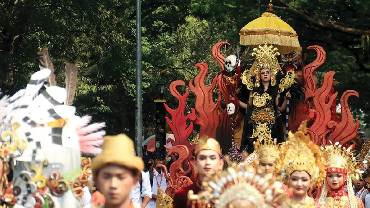 KEREN: Calon Arang tampil di pawai budaya dari kontingen SMA Negeri 1 Nganjuk kemarin. (karen wibi/jprk)