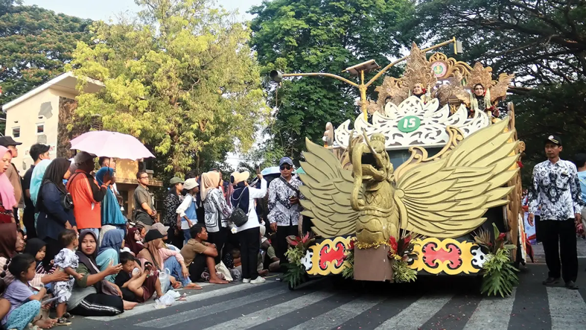 MEMUKAU: Mobil hias PGRI Kabupaten Nganjuk mengusung tema Kejayaan Kerajaan Majapahit jadi perhatian. (karen wibi/jprk)